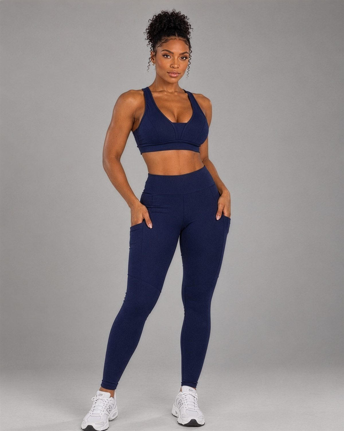 Modelo com o conjunto Aversa Move azul, top e legging